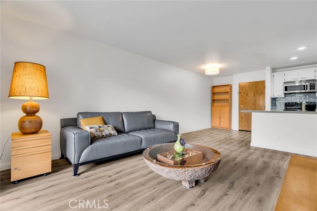 Detail Gallery Image 2 of 29 For 4260 via Arbolada #206,  Los Angeles,  CA 90042 - 1 Beds | 1 Baths