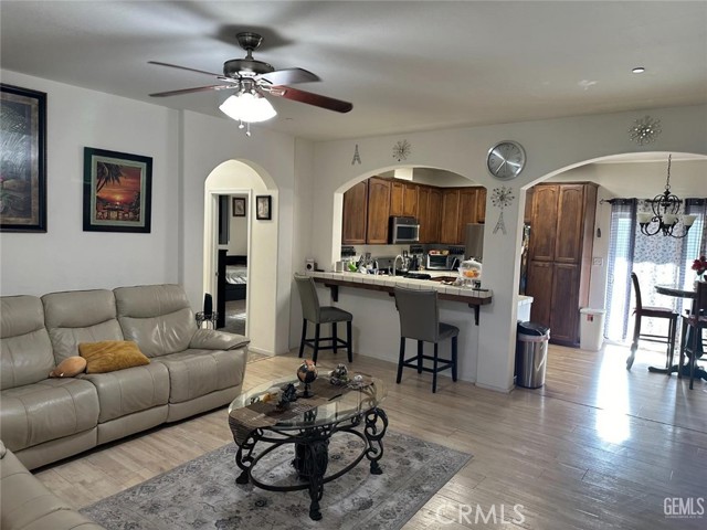 Detail Gallery Image 2 of 16 For 6714 Doncaster Ave, Bakersfield,  CA 93307 - 4 Beds | 2 Baths
