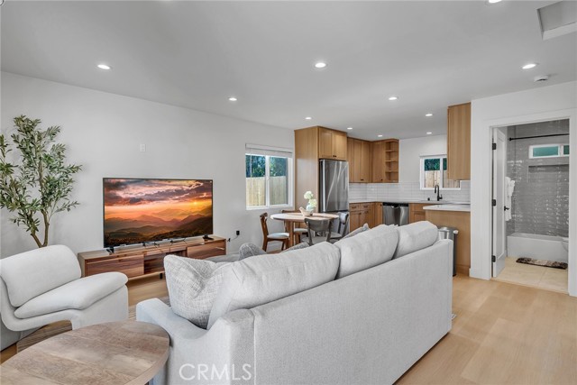 Detail Gallery Image 2 of 22 For 15335 Lemay St, Van Nuys,  CA 91406 - 2 Beds | 2 Baths