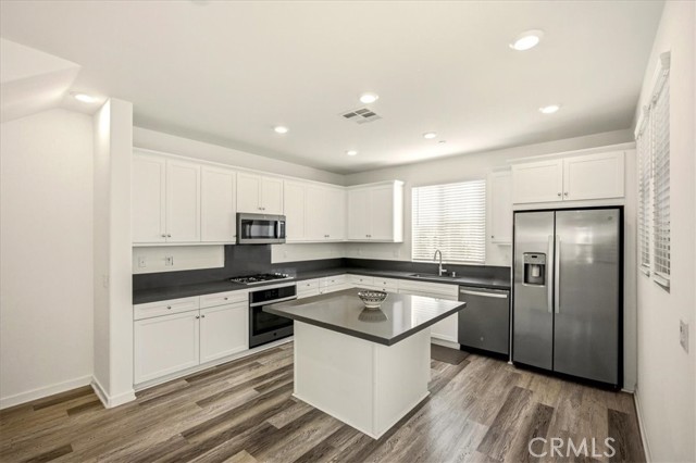 Detail Gallery Image 8 of 27 For 2291 Peach Ct, Upland,  CA 91786 - 3 Beds | 3/1 Baths