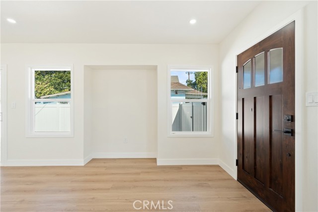 1027 E 10th St, Long Beach CA: https://media.crmls.org/medias/72359116-5440-4e37-ab2f-58fd17b51986.jpg