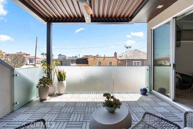 29 W Neapolitan Lane, Long Beach CA: https://media.crmls.org/medias/7239a104-0d8f-49c4-bbd0-6845acab98b7.jpg