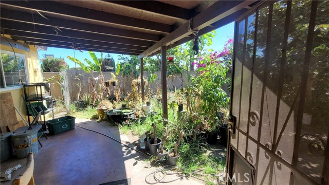 1100 E 215th Place, Carson CA: https://media.crmls.org/medias/7239ca60-77bd-4f8c-8529-1d8ede2a9376.jpg