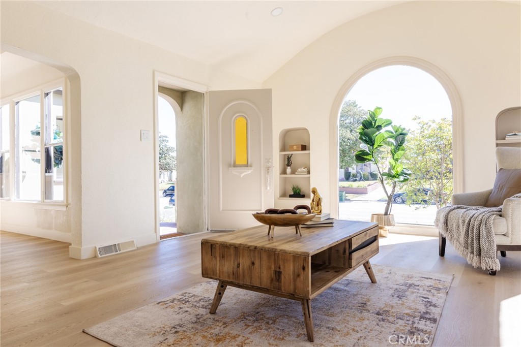 2127 W 76th
