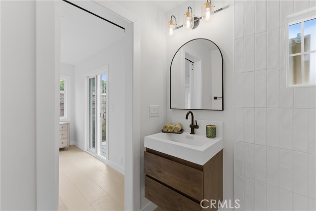 Detail Gallery Image 34 of 42 For 2010 Golden, Long Beach,  CA 90806 - 3 Beds | 2 Baths