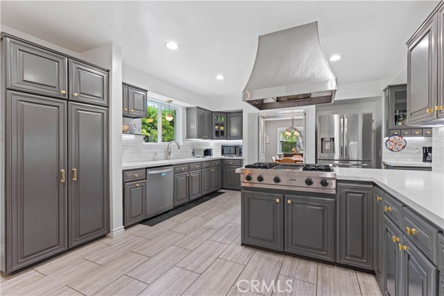 13405 Tiara Street, Valley Glen CA: https://media.crmls.org/medias/723d3e87-50c4-4e46-a98c-d04b8aad3e19.jpg
