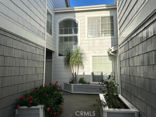 Detail Gallery Image 2 of 22 For 552 Shoal Cir, Redwood City,  CA 94065 - 2 Beds | 2/1 Baths