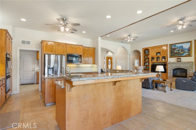 Detail Gallery Image 13 of 54 For 13946 Santa Fe Ct, Bakersfield,  CA 93314 - 4 Beds | 3 Baths