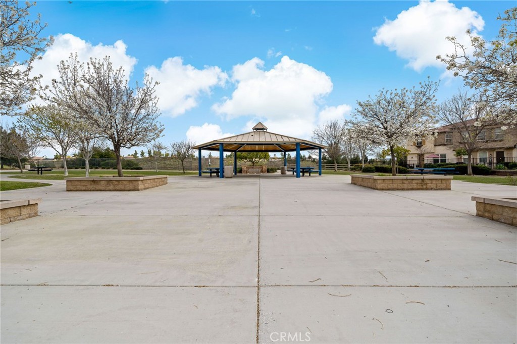 https://media.crmls.org/medias/7240c04b-9a4e-42ec-a596-ac1e313dee6f.jpg?preset=X-Large
