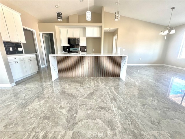 Detail Gallery Image 2 of 27 For 19375 Corwin Rd, Apple Valley,  CA 92307 - 4 Beds | 2/1 Baths