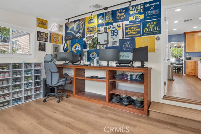 Detail Gallery Image 11 of 42 For 1343 N Whitnall Hwy, Burbank,  CA 91505 - 3 Beds | 2 Baths