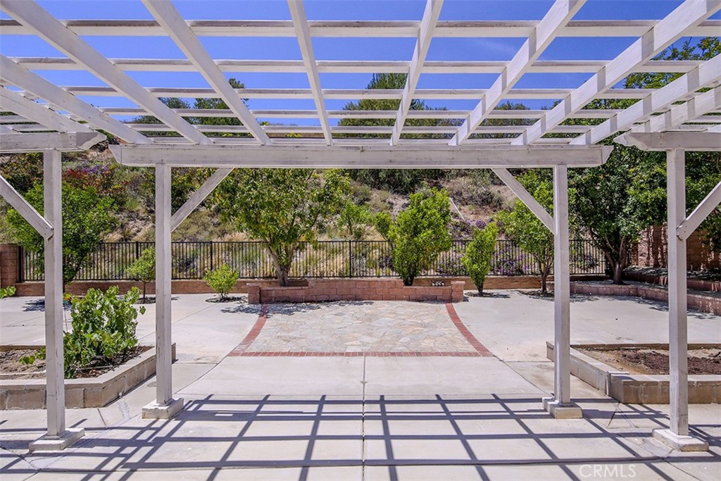 https://media.crmls.org/medias/7252a1c2-e0d3-467c-93a4-a34553ccb244.jpg?preset=X-Large