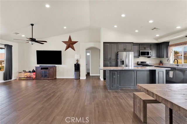 Detail Gallery Image 4 of 52 For 23661 Laurel, Apple Valley,  CA 92308 - 4 Beds | 3 Baths