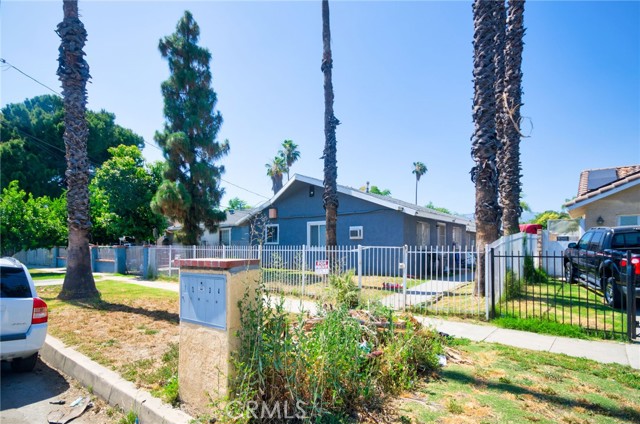 188 E 11th Street, San Bernardino CA: https://media.crmls.org/medias/7259213c-7d43-4a2b-938f-cbebdc92729b.jpg