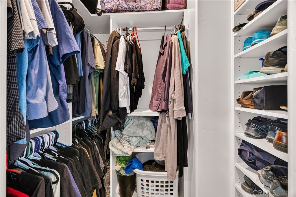 https://media.crmls.org/medias/725ab5e9-b555-4d24-9f2a-1760a66490e7.jpg?preset=X-Large