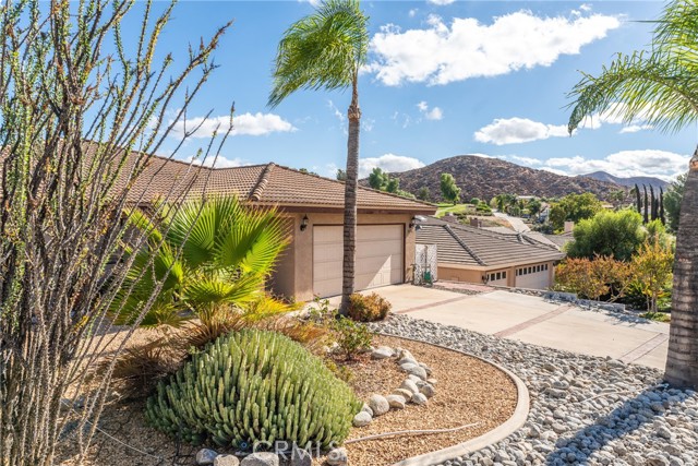 Detail Gallery Image 2 of 44 For 30376 Early Round Dr, Canyon Lake,  CA 92587 - 3 Beds | 2 Baths