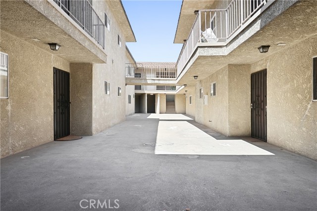 Detail Gallery Image 4 of 18 For 6255 Woodman Ave #103,  Van Nuys,  CA 91401 - 2 Beds | 2 Baths