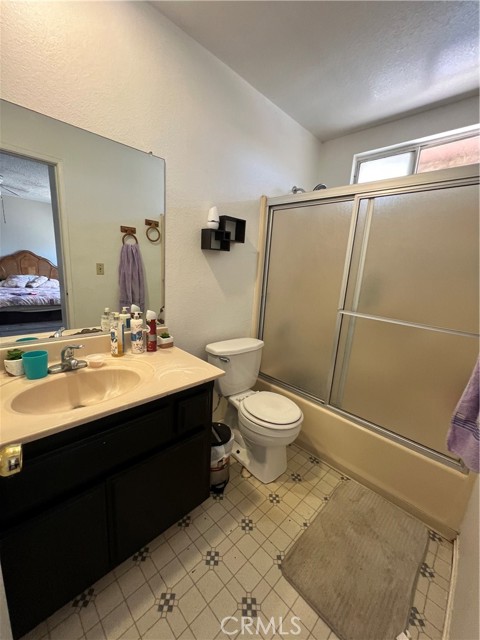 9660 Peach Avenue, California City CA: https://media.crmls.org/medias/7261a697-6256-4174-b4b8-a7bf8966b7f6.jpg