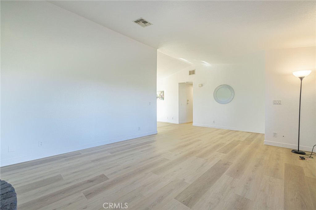 https://media.crmls.org/medias/72626e3c-ae97-446e-add5-6272d25c23a9.jpg?preset=X-Large
