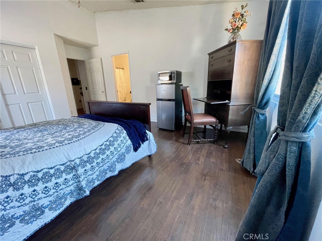 https://media.crmls.org/medias/7265bd00-ba6f-4f4e-be2a-80ec3276b35b.jpg?preset=X-Large