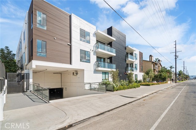 Detail Gallery Image 3 of 24 For 7510 Sepulveda Bld, Van Nuys,  CA 91405 - 3 Beds | 2 Baths