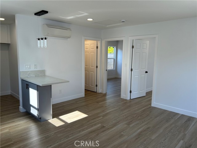 2033 W Burnett Street, Long Beach CA: https://media.crmls.org/medias/72697686-0b34-4bbf-928f-871d90d95bd1.jpg