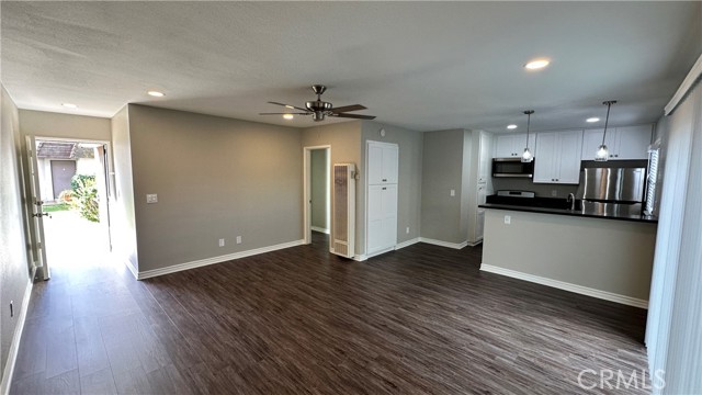 Detail Gallery Image 2 of 19 For 2312 Santa Ana Ave #D,  Costa Mesa,  CA 92627 - 2 Beds | 1/1 Baths