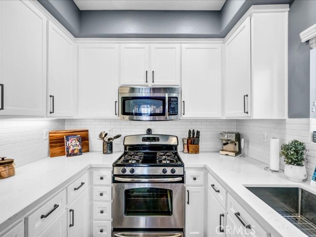 Detail Gallery Image 12 of 27 For 6840 De Celis, Lake Balboa,  CA 91406 - 3 Beds | 4 Baths