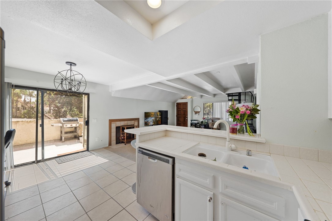 Detail Gallery Image 12 of 30 For 333 N Melrose Dr #H,  Vista,  CA 92083 - 1 Beds | 1 Baths