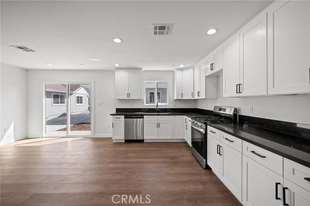 Detail Gallery Image 2 of 17 For 7443 Balcom Ave, Reseda,  CA 91335 - 3 Beds | 2 Baths