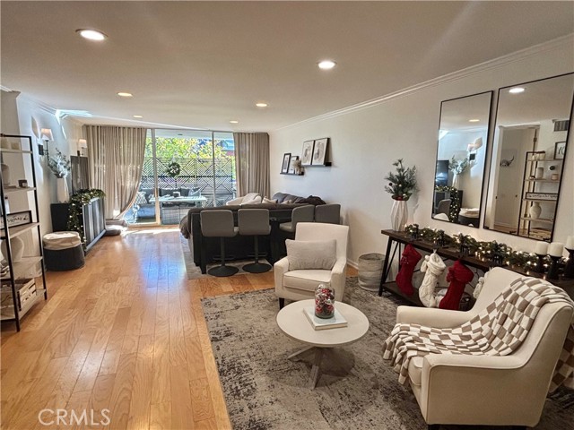 Detail Gallery Image 2 of 18 For 10633 Kinnard Ave #1,  Los Angeles,  CA 90024 - 2 Beds | 2 Baths