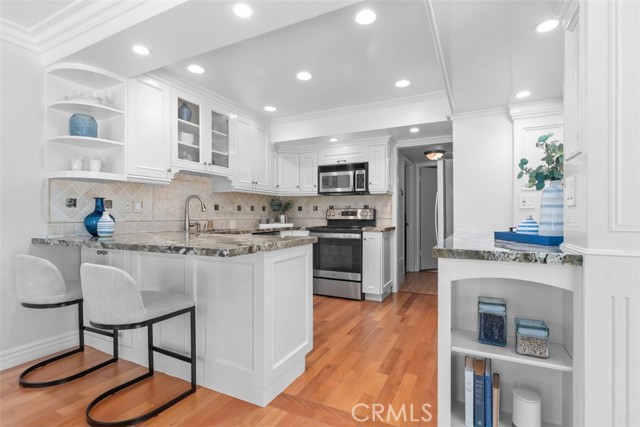 Detail Gallery Image 13 of 31 For 525 Vista Flora, Newport Beach,  CA 92660 - 3 Beds | 2/1 Baths