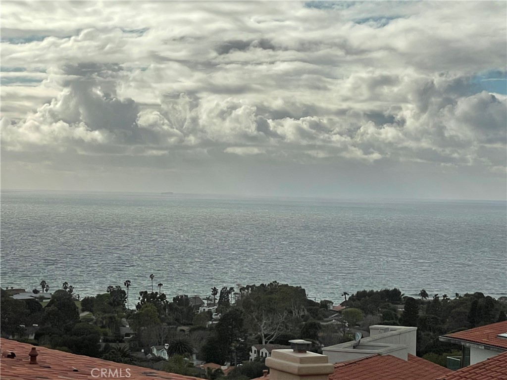 https://media.crmls.org/medias/727c84bd-ad43-435d-a03e-e75ddee61b92.jpg?preset=X-Large