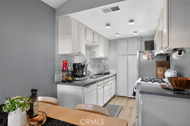 Detail Gallery Image 8 of 32 For 2537 Occidental Cir, Riverside,  CA 92507 - 3 Beds | 2 Baths