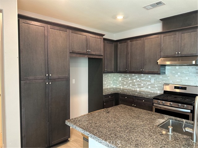 Detail Gallery Image 4 of 13 For 16771 Wyndham Ln, Fontana,  CA 92336 - 4 Beds | 3/1 Baths