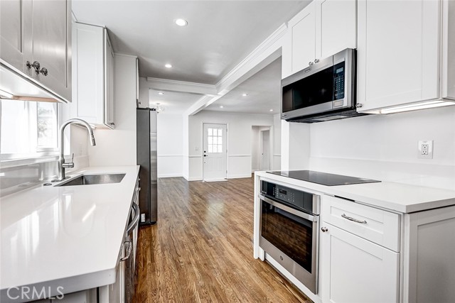Detail Gallery Image 30 of 38 For 3010 Laurel Ave, Manhattan Beach,  CA 90266 - 4 Beds | 2 Baths