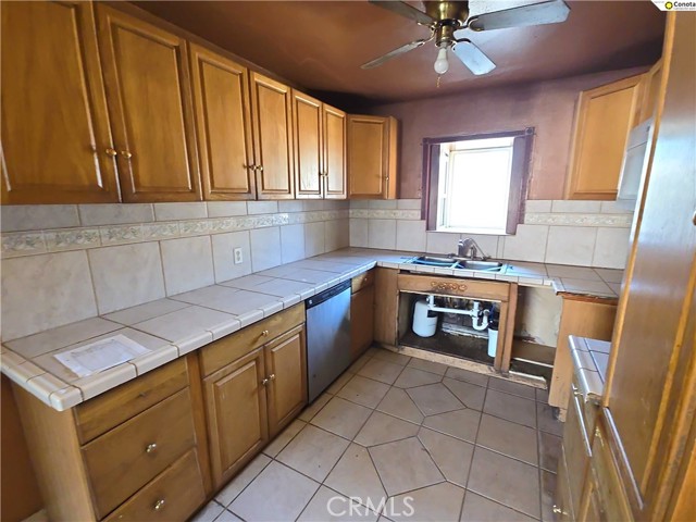 Detail Gallery Image 8 of 27 For 1923 W Pontiac, Fresno,  CA 93705 - 4 Beds | 2 Baths