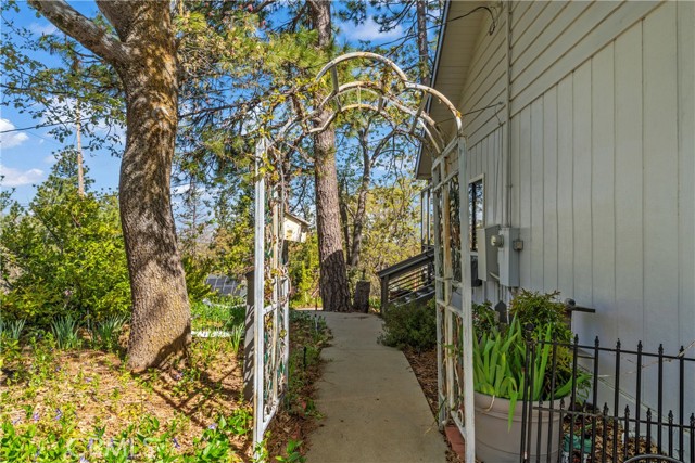 Detail Gallery Image 29 of 41 For 1343 Golden Rule Ln, Lake Arrowhead,  CA 92352 - 3 Beds | 2/1 Baths