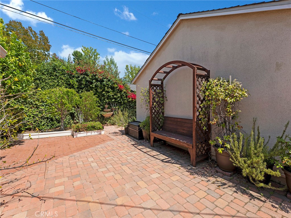 https://media.crmls.org/medias/7283ea0f-0cae-469b-9c34-2a2f353612b9.jpg?preset=X-Large