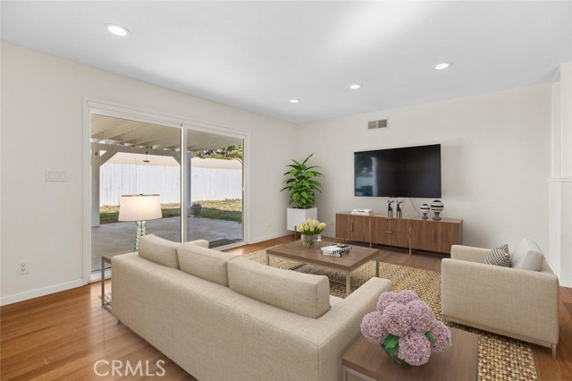 Detail Gallery Image 4 of 24 For 27418 Arriola Ave, Saugus,  CA 91350 - 4 Beds | 2 Baths