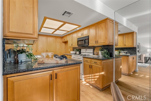922 N Redding Way, Upland CA: https://media.crmls.org/medias/72894da3-7289-470b-8213-014d7b9a5afa.jpg