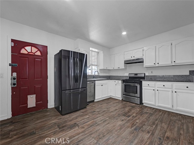 14202 Lanark Street, Panorama City CA: https://media.crmls.org/medias/728a16a8-a40b-4abc-8bfe-dc5e93f3f8be.jpg