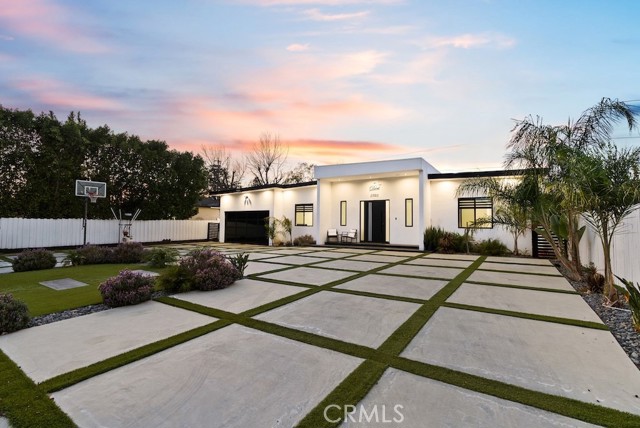 23143 Leonora Drive, Woodland Hills CA: https://media.crmls.org/medias/728c84c5-8303-41d9-ae1a-2a8c560e3592.jpg
