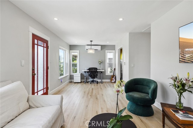4562 W 17th Street, Los Angeles CA: https://media.crmls.org/medias/728ce152-828c-4909-9df6-bc658a88e768.jpg