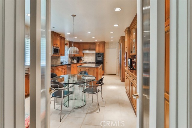 9845 Encino Avenue, Northridge CA: https://media.crmls.org/medias/728d8fdf-7e28-4950-a4a5-076980788c40.jpg