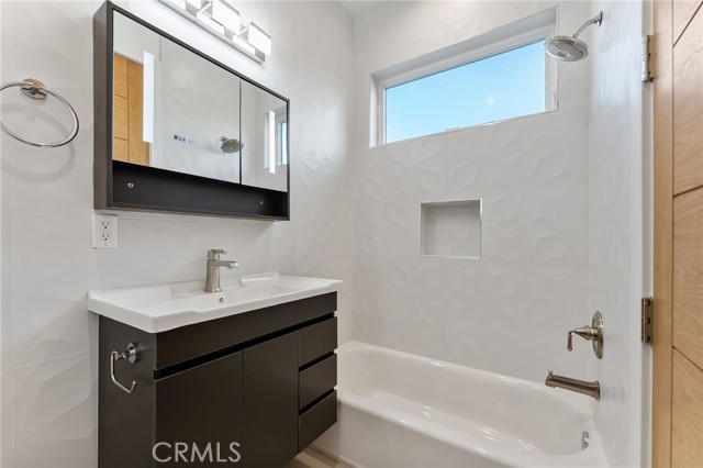 Detail Gallery Image 36 of 70 For 3932 S Minerva Ave, Los Angeles,  CA 90066 - 6 Beds | 6/1 Baths