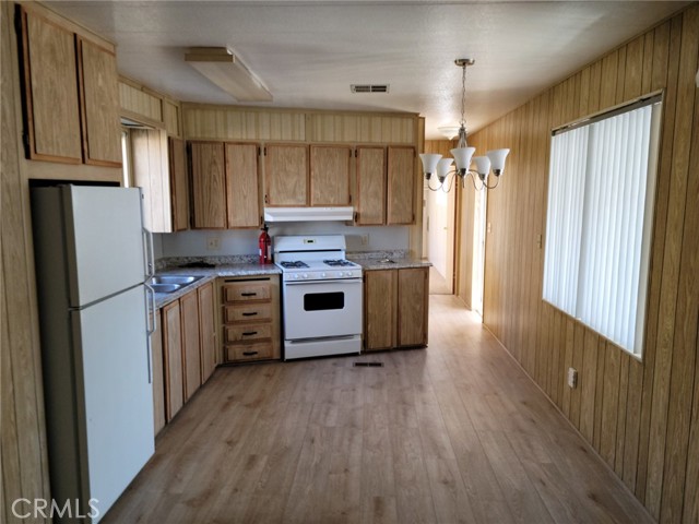 160 Willow, Oroville CA: https://media.crmls.org/medias/72901881-be54-49a1-89be-10b1da1838ff.jpg