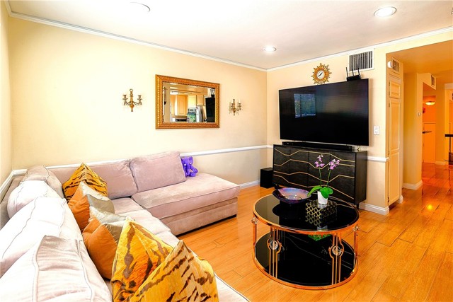 18759 Hatteras Street, Tarzana CA: https://media.crmls.org/medias/72953ae4-b86d-4373-b79f-fe21f61b1cb8.jpg