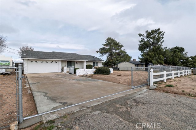 Detail Gallery Image 3 of 15 For 15798 Bleriot, Hesperia,  CA 92345 - 2 Beds | 2 Baths