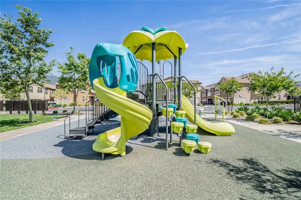 https://media.crmls.org/medias/729d3de6-f2e9-4127-89b6-be55d1eda127.jpg?preset=X-Large